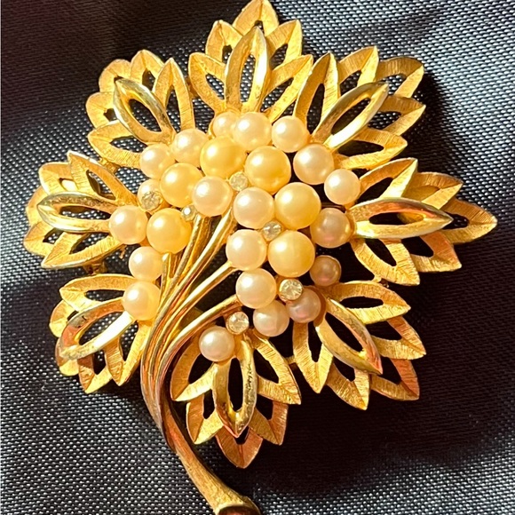 Trifari Jewelry - Trifari brooch